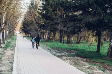 İnsanlar kaldırımda yürüyor, kaldırımda.