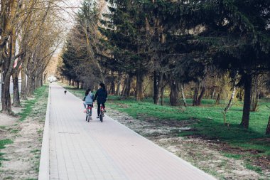 İnsanlar kaldırımda yürüyor, kaldırımda.