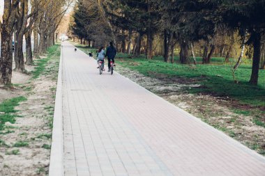 İnsanlar kaldırımda yürüyor, kaldırımda.