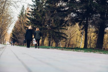 İnsanlar kaldırımda yürüyor, kaldırımda.