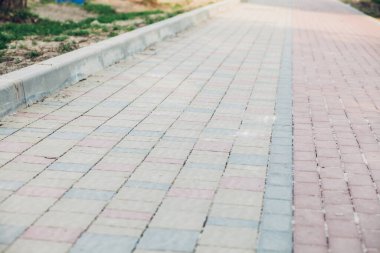 Değişik renklerde taş yontmalar, gündüz vakti yakın çekim. 