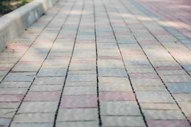 Değişik renklerde taş yontmalar, gündüz vakti yakın çekim. 