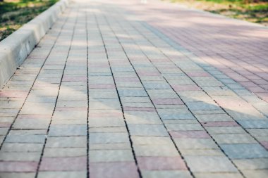 Değişik renklerde taş yontmalar, gündüz vakti yakın çekim. 