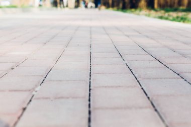 Değişik renklerde taş yontmalar, gündüz vakti yakın çekim. 