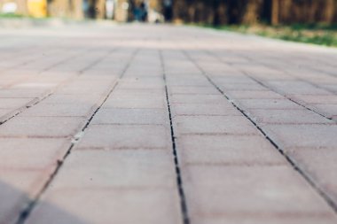 Değişik renklerde taş yontmalar, gündüz vakti yakın çekim. 