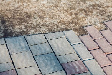 Değişik renklerde taşlar, parkta yürüyüş yolu. 