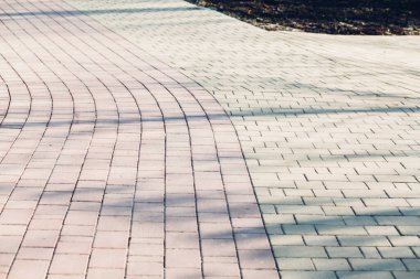 Değişik renklerde taş yontmalar, gündüz vakti yakın çekim. 