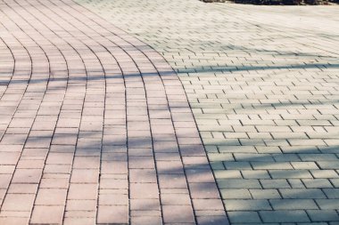 Değişik renklerde taş yontmalar, gündüz vakti yakın çekim. 