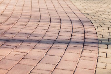 Değişik renklerde taş yontmalar, gündüz vakti yakın çekim. 