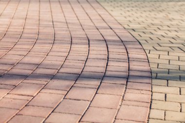 Değişik renklerde taş yontmalar, gündüz vakti yakın çekim. 