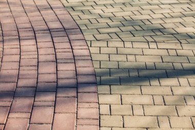 Değişik renklerde taş yontmalar, gündüz vakti yakın çekim. 