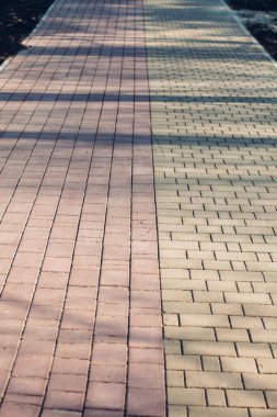 Değişik renklerde taş yontmalar, gündüz vakti yakın çekim. 