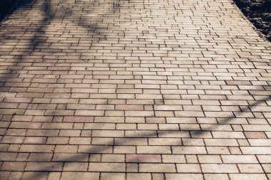 Değişik renklerde taş yontmalar, gündüz vakti yakın çekim. 