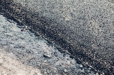 Kaba asfalt dokusunun yakın çekim görüntüsü 