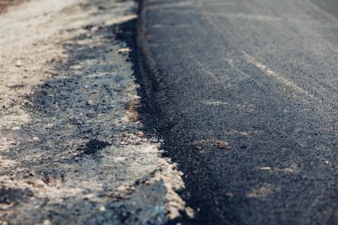 Kaba asfalt dokusunun yakın çekim görüntüsü 