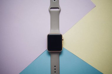 Renkli arkaplanda akıllı saat