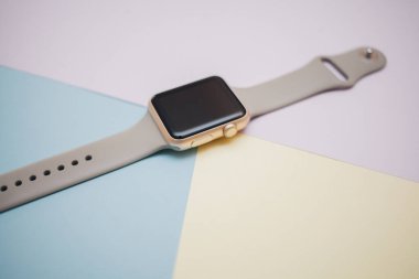 Renkli arkaplanda akıllı saat