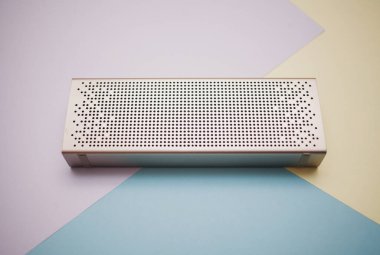 Renkli arkaplanda taşınabilir bluetooth hoparlörleri 