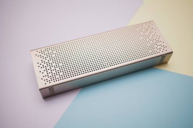 Renkli arkaplanda taşınabilir bluetooth hoparlörleri 