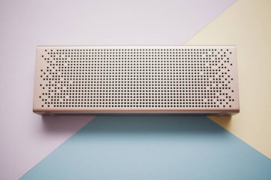 Renkli arkaplanda taşınabilir bluetooth hoparlörleri 