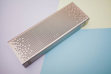 Renkli arkaplanda taşınabilir bluetooth hoparlörleri 