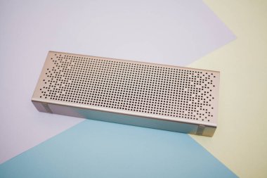 Renkli arkaplanda taşınabilir bluetooth hoparlörleri 