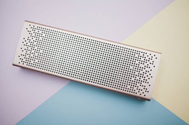 Renkli arkaplanda taşınabilir bluetooth hoparlörleri 