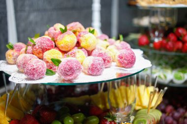 Düğün dekorasyon Kur'a lezzetli kekler ve tatlılar çikolata