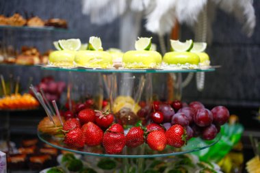 Düğün dekorasyon Kur'a lezzetli kekler ve tatlılar çikolata