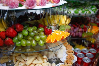 Düğün dekorasyon Kur'a lezzetli kekler ve tatlılar çikolata