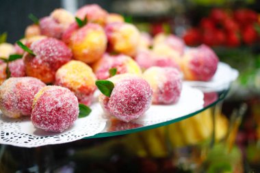 Düğün dekorasyon Kur'a lezzetli kekler ve tatlılar çikolata