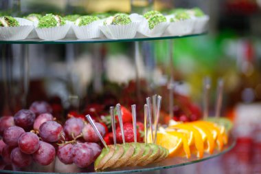 Düğün dekorasyon Kur'a lezzetli kekler ve tatlılar çikolata