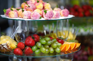 Düğün dekorasyon Kur'a lezzetli kekler ve tatlılar çikolata