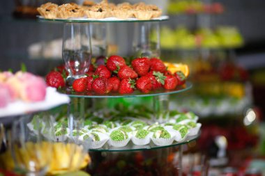 Düğün dekorasyon Kur'a lezzetli kekler ve tatlılar çikolata