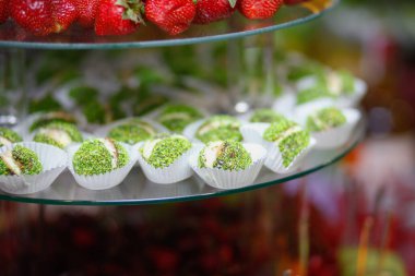 Düğün dekorasyon Kur'a lezzetli kekler ve tatlılar çikolata