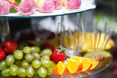 Düğün dekorasyon Kur'a lezzetli kekler ve tatlılar çikolata