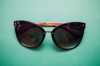 Güneş gözlükleri parlak bir arka plana sahiptir.