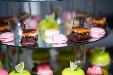 Düğün dekorasyon Kur'a lezzetli kekler ve tatlılar çikolata