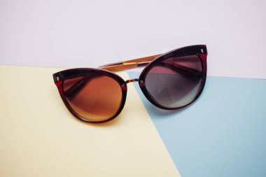 Güneş gözlükleri parlak bir arka plana sahiptir.