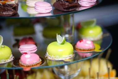 Düğün dekorasyon Kur'a lezzetli kekler ve tatlılar çikolata