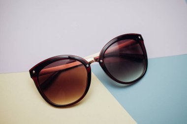 Güneş gözlükleri parlak bir arka plana sahiptir.