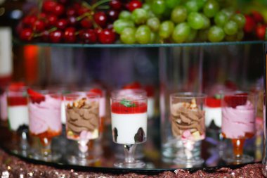 Düğün dekorasyon Kur'a lezzetli kekler ve tatlılar çikolata