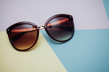 Güneş gözlükleri parlak bir arka plana sahiptir.