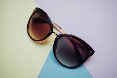 Güneş gözlükleri parlak bir arka plana sahiptir.
