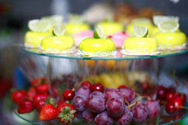 Düğün dekorasyon Kur'a lezzetli kekler ve tatlılar çikolata