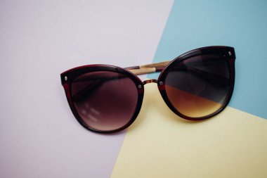 Güneş gözlükleri parlak bir arka plana sahiptir.