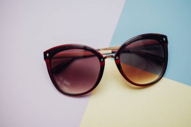 Güneş gözlükleri parlak bir arka plana sahiptir.