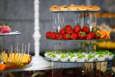 Düğün dekorasyon Kur'a lezzetli kekler ve tatlılar çikolata