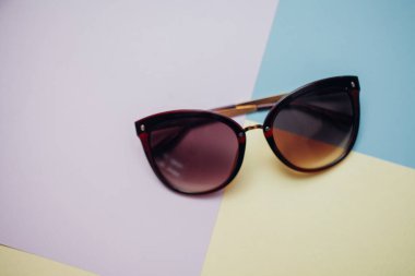 Güneş gözlükleri parlak bir arka plana sahiptir.