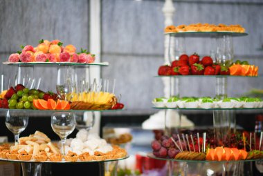 Düğün dekorasyon Kur'a lezzetli kekler ve tatlılar çikolata